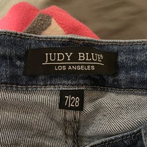 Size 7 Judy Blue Cropped Boot Cut. Worn 1 time.